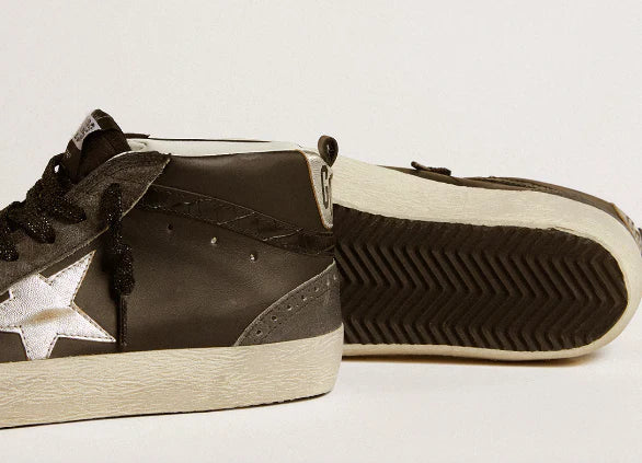 Mid Star Women in black leather with a silver laminated leather star